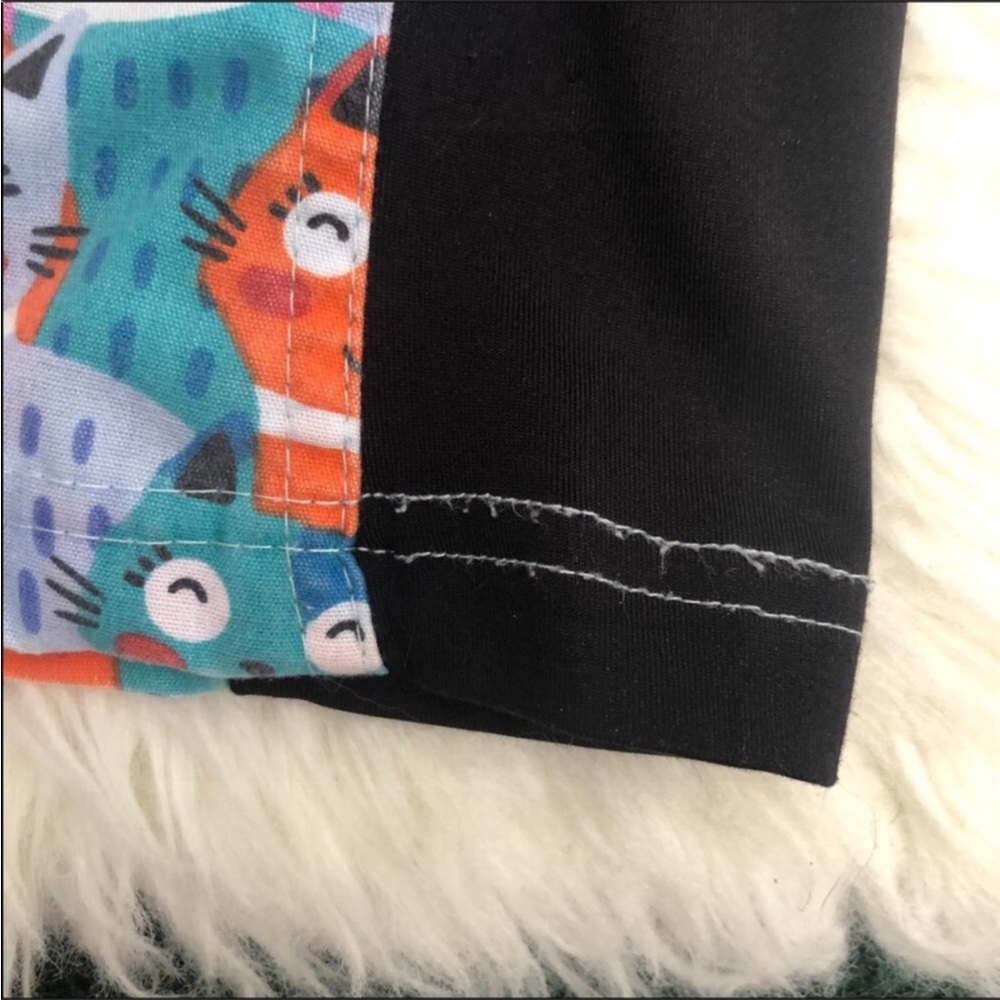 Cat Print Scrub Top - Picture 5 of 15